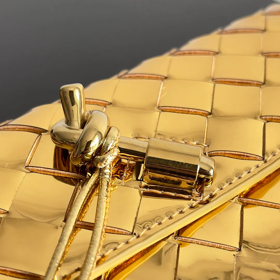 Batch 1160 BV Andiamo clutch wallet is super high-end🤎🤎How come the long clutch bag is so exquisite~ The braided style bag surface paired with all-copper hardware is really warm and high-end. The bag body is super light and can be grabbed easily! It can store a lot of small items and large mobile phones ~ very practical for daily use. Style number: 741504 Size: 19*11.5*3